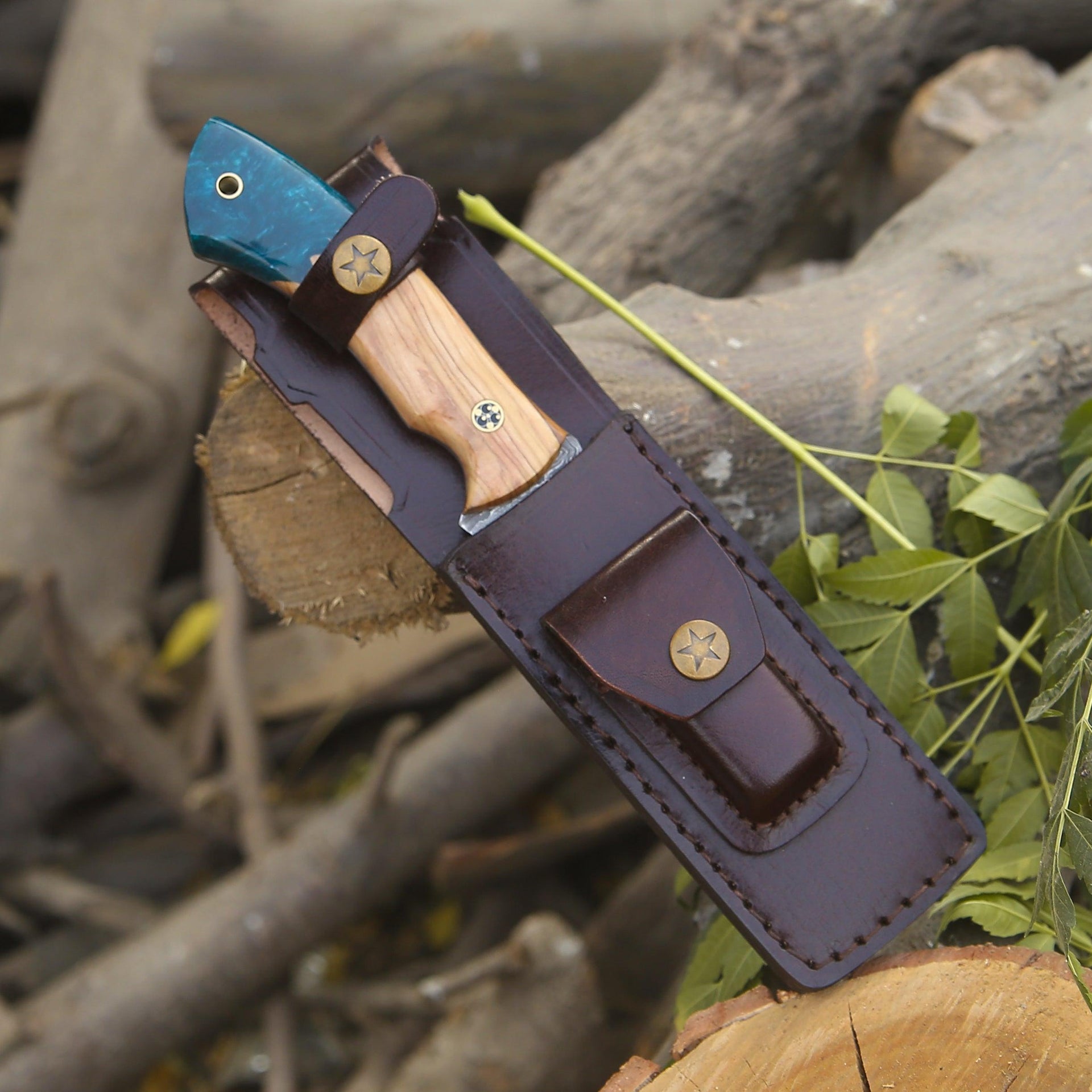 Breeze Hunting Knife with Exotic Olive Wood & Resin Handle