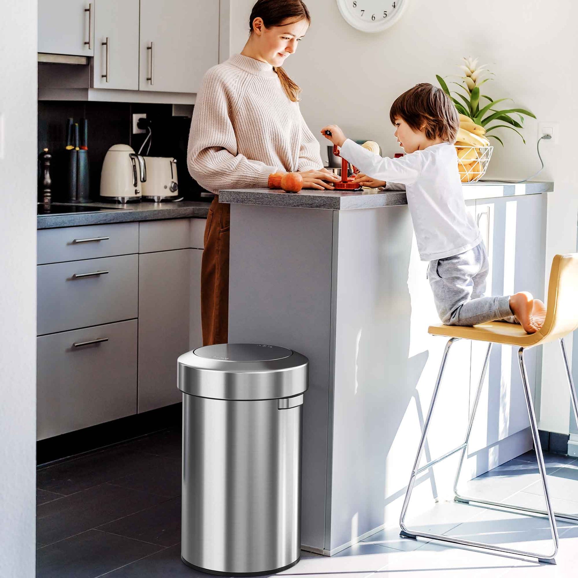 17 Gallon / 64 Liter Titan Swing Top Trash Can
