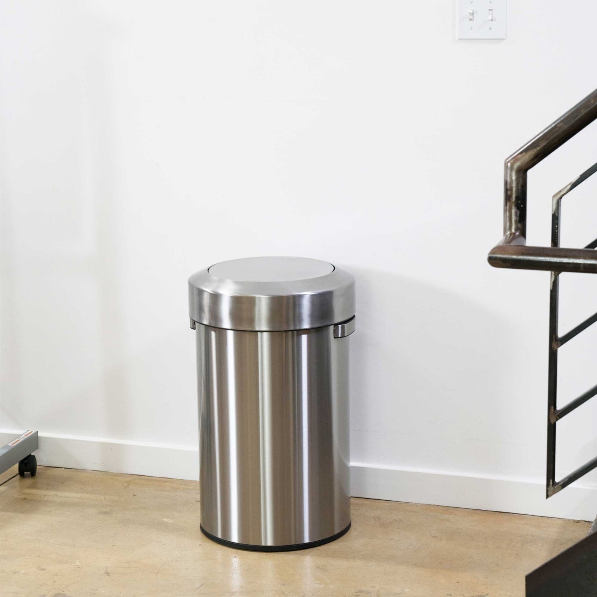 17 Gallon / 64 Liter Titan Swing Top Trash Can