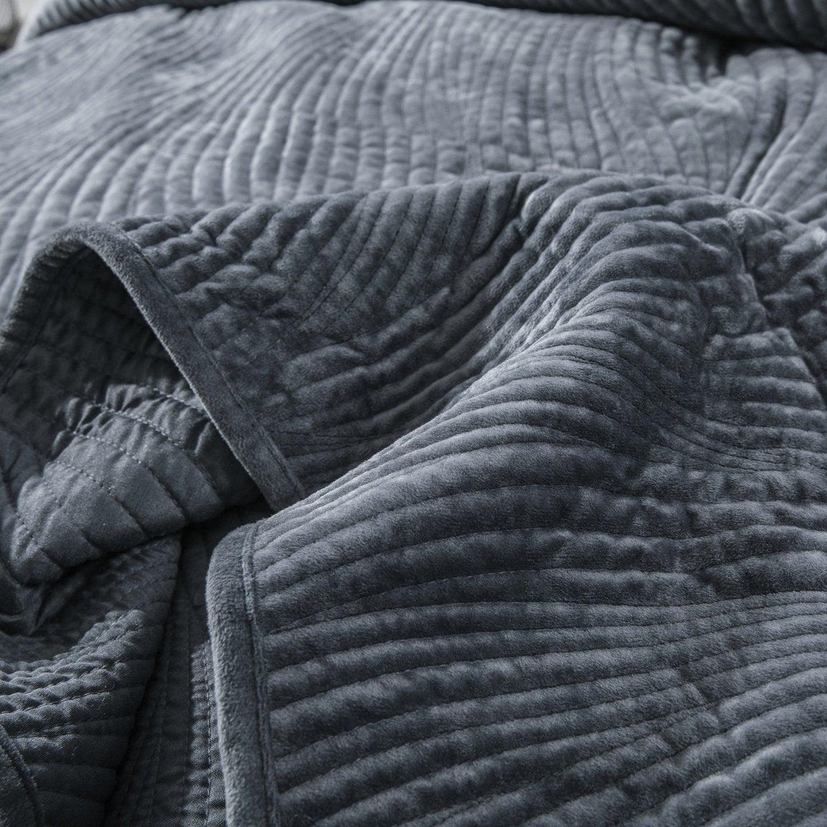 Tache Plush Dreams Steel Navy Blue Waves Velvet Quilt Set (JHW-852BL)