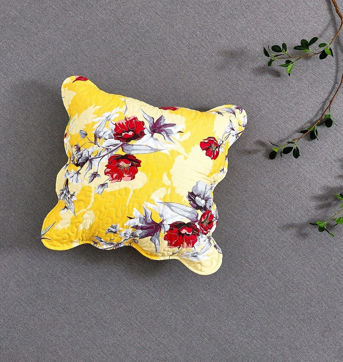 DaDa Bedding Set of 2 Sunshine Yellow Hummingbirds Floral Scalloped Throw Pillow Covers, 18
