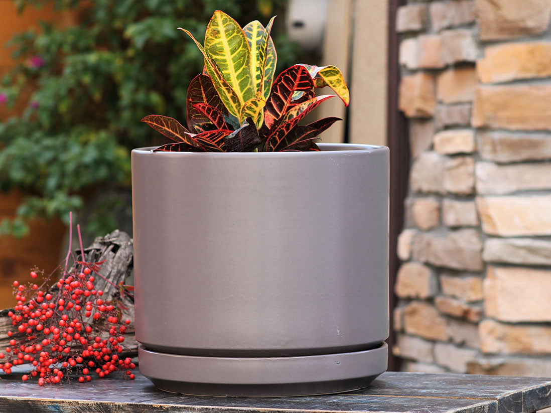 Mid Modern Planter With Detached Saucer By Plantatorem