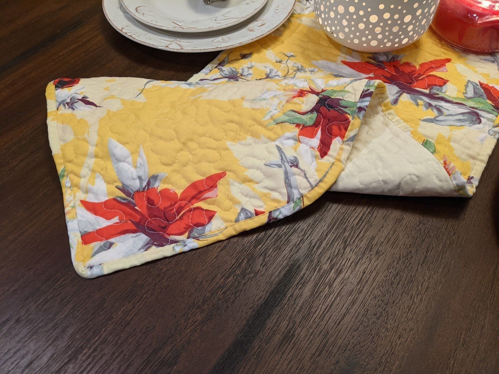 DaDalogy Bedding Sunshine Yellow Floral Vintage Hummingbirds Garden Table Runner (925)