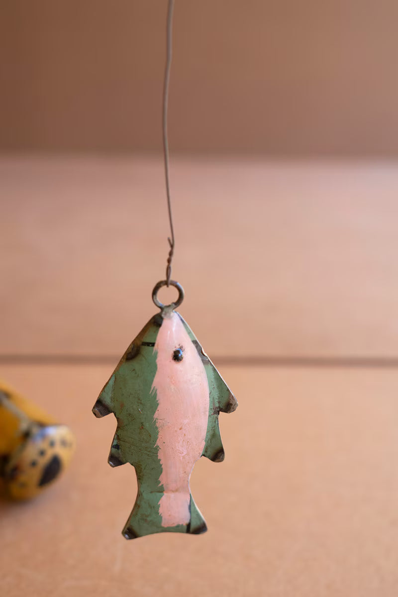 RECYCLED IRON BROWN BEAR FISHING