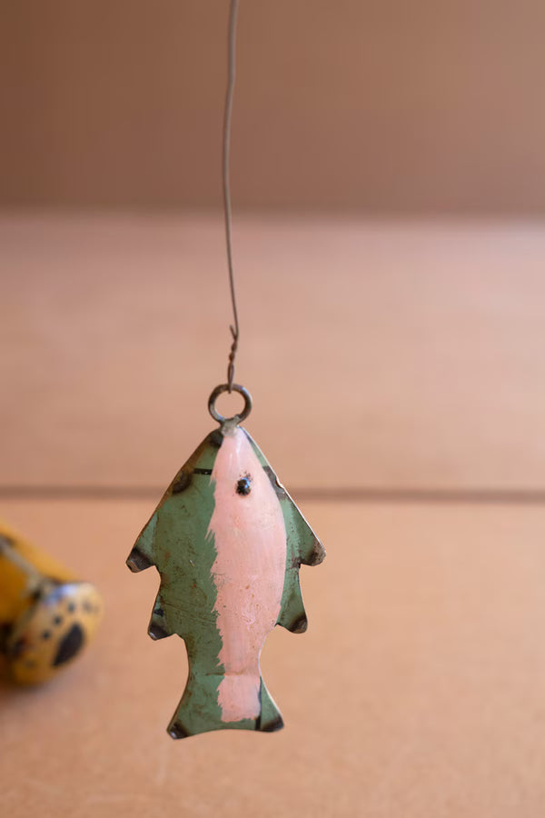 RECYCLED IRON BROWN BEAR FISHING