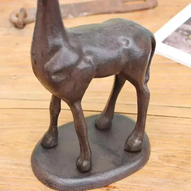 Vertical Giraffe Tissue Holders European Style Creative Cast Iron Handicraft Roll Paper Holder Kitchen Paper Home Storage Rack Gifts for You 'n Me