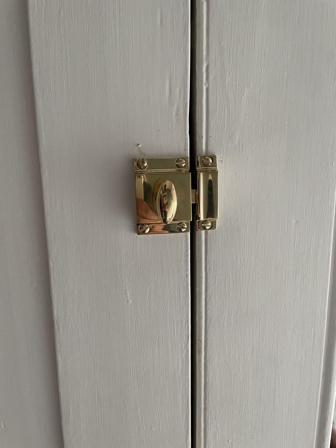 Cabinet Latch - Unlacquered Brass Polished