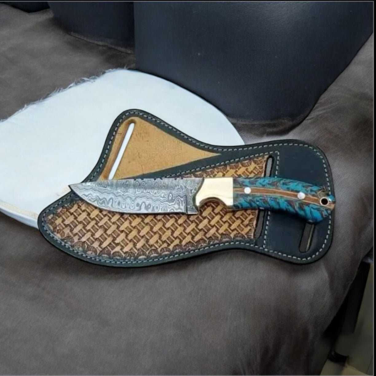 Frontier-Style Western Cowboy Belt Knife – Damascus Steel & Pine Cone Handle