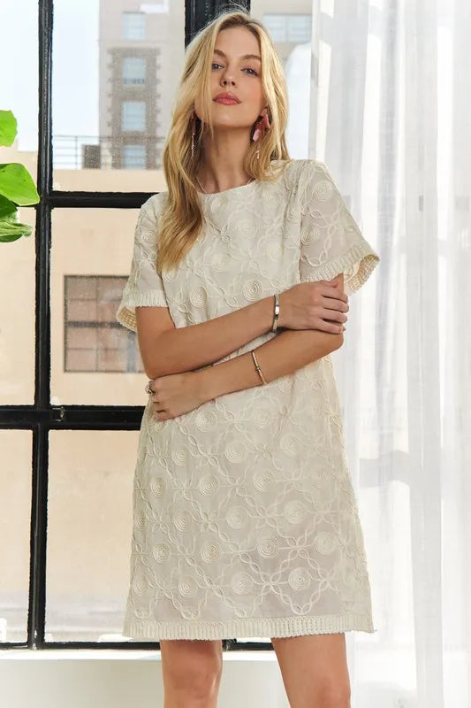 Applique Round Neck Short Sleeve Shift Dress – Timeless & Elegant Round Neck Shift Dress with Sophisticated Applique Detailing for Versatile Day-to-Night Wear