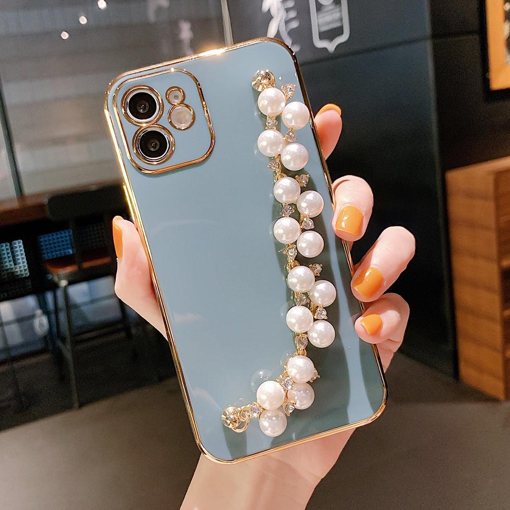 Beautiful White Pearl Chain Gold Color Plating Straight Edge Phone Case for iPhone 13 11 12 Pro Max Case for iPhone X XS MAX XR 7 8 Plus Phone Case Plating Pearl Chain Wrist Bracelet Cover