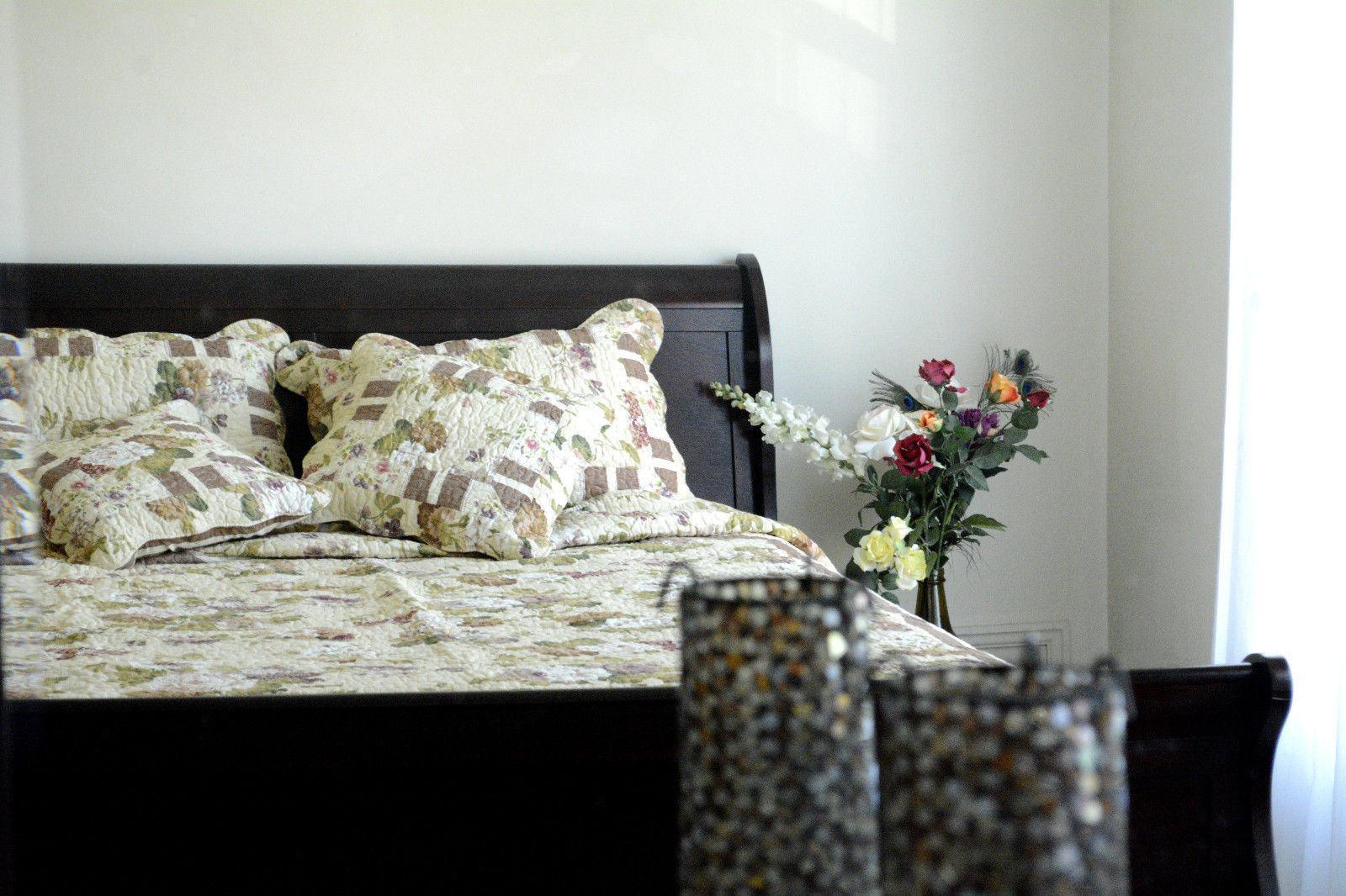 DaDa Bedding Vintage Cottage Rose Garden Floral Ivory Yellow Cotton Scalloped Quilted Bedspread Set (DXJ103478)