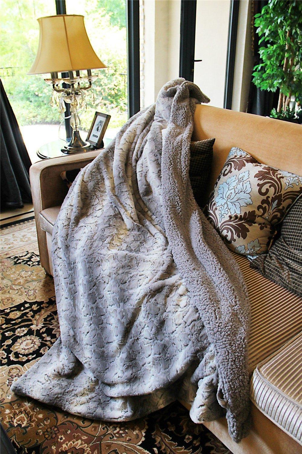 Tache Silver Snow Giraffe Faux Fur Throw Blanket (DY16)