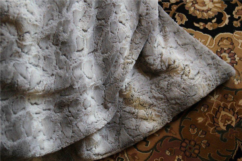 Tache Silver Snow Giraffe Faux Fur Throw Blanket (DY16)