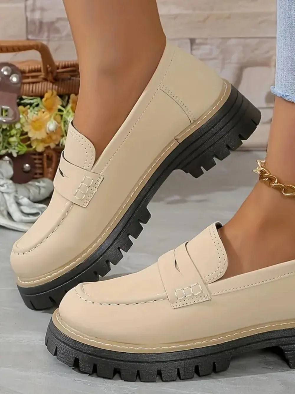 Casual sandblasted British style women's shoes with thick heels and retro design