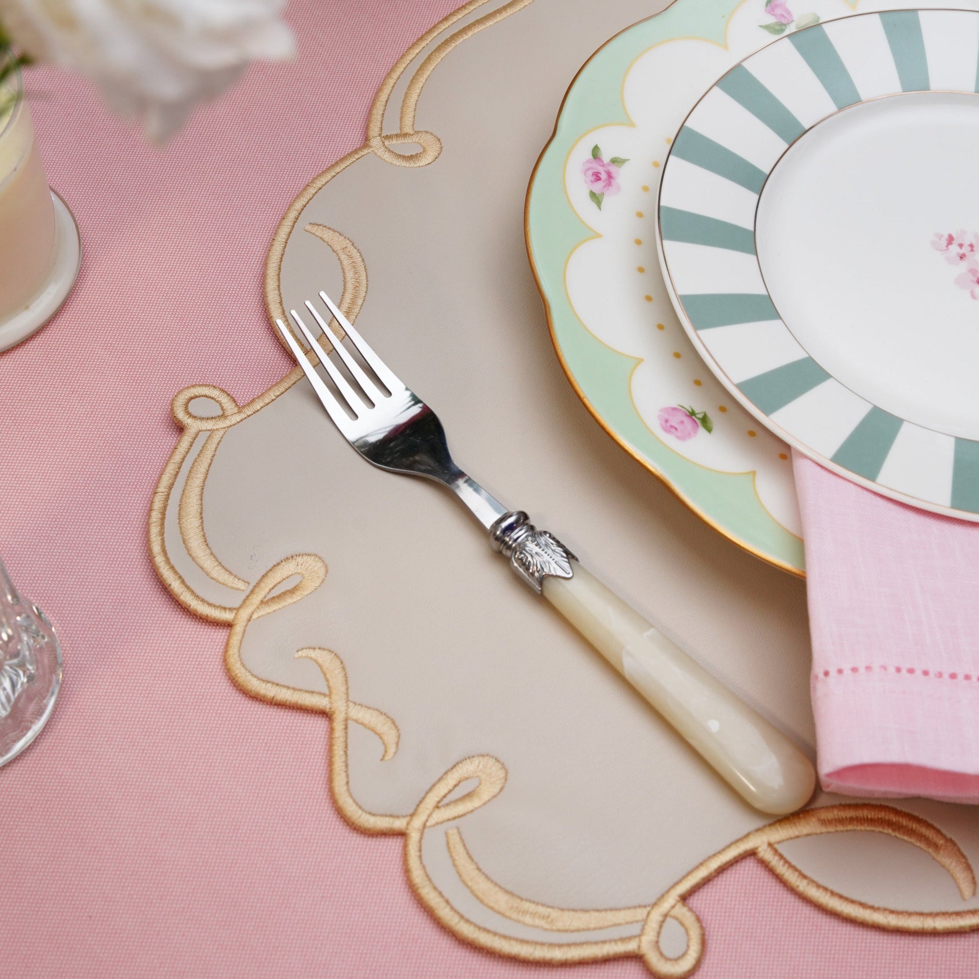 SPRING TABLE DECOR – CELESTIA BEIGE OVAL FAUX LEATHER PLACEMAT & COASTER SET