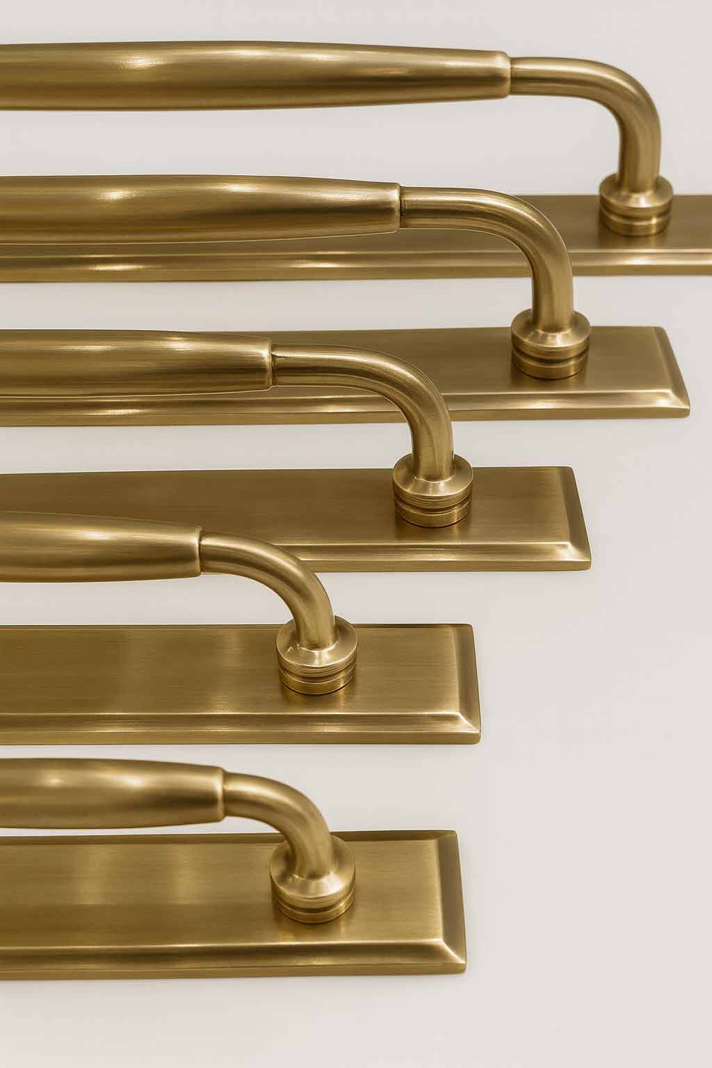 Classic Cabinet Pulls with Backplate - Antique Brass