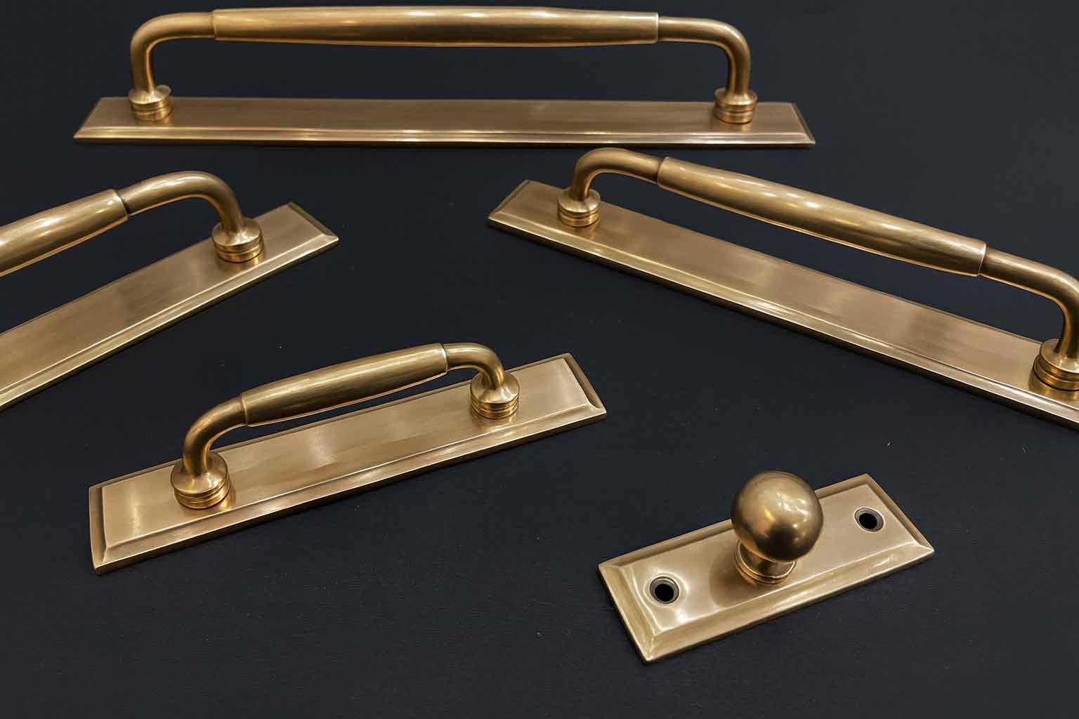 Classic Cabinet Pulls with Backplate - Antique Brass