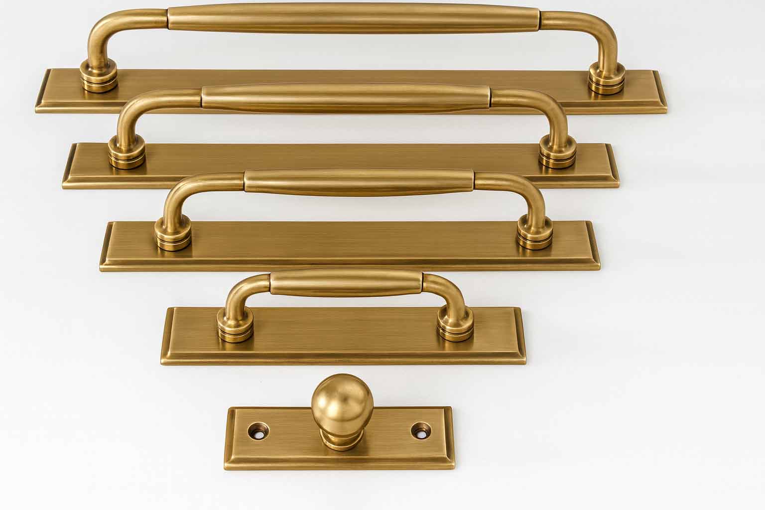 Classic Cabinet Pulls with Backplate - Antique Brass