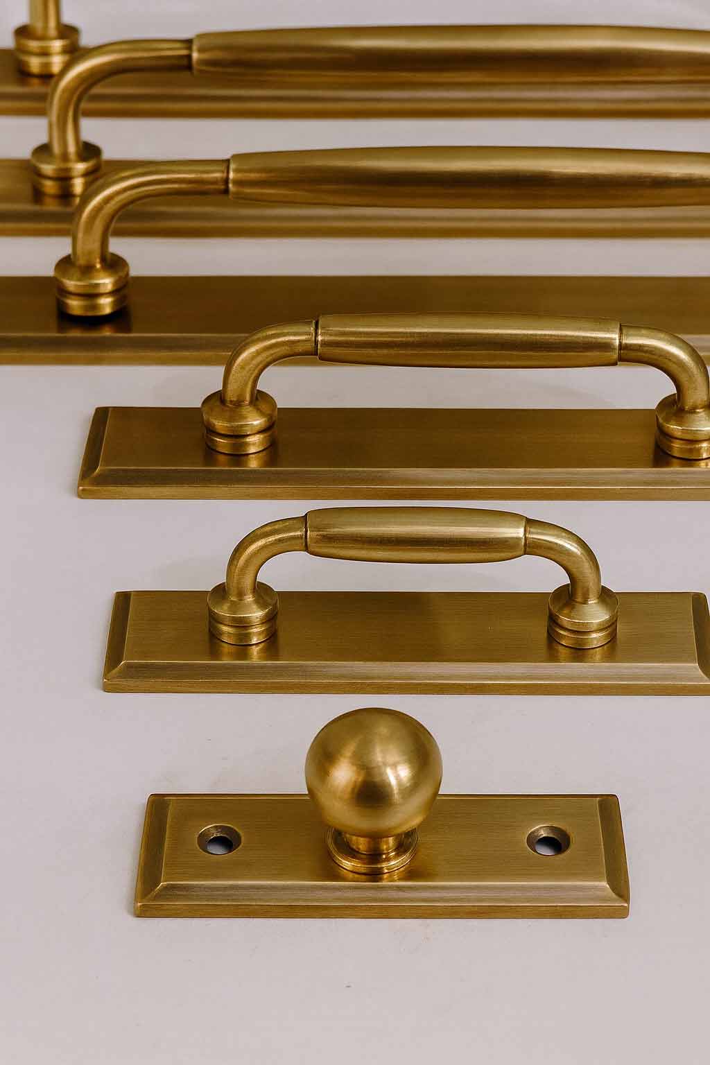 Classic Cabinet Pulls with Backplate - Antique Brass