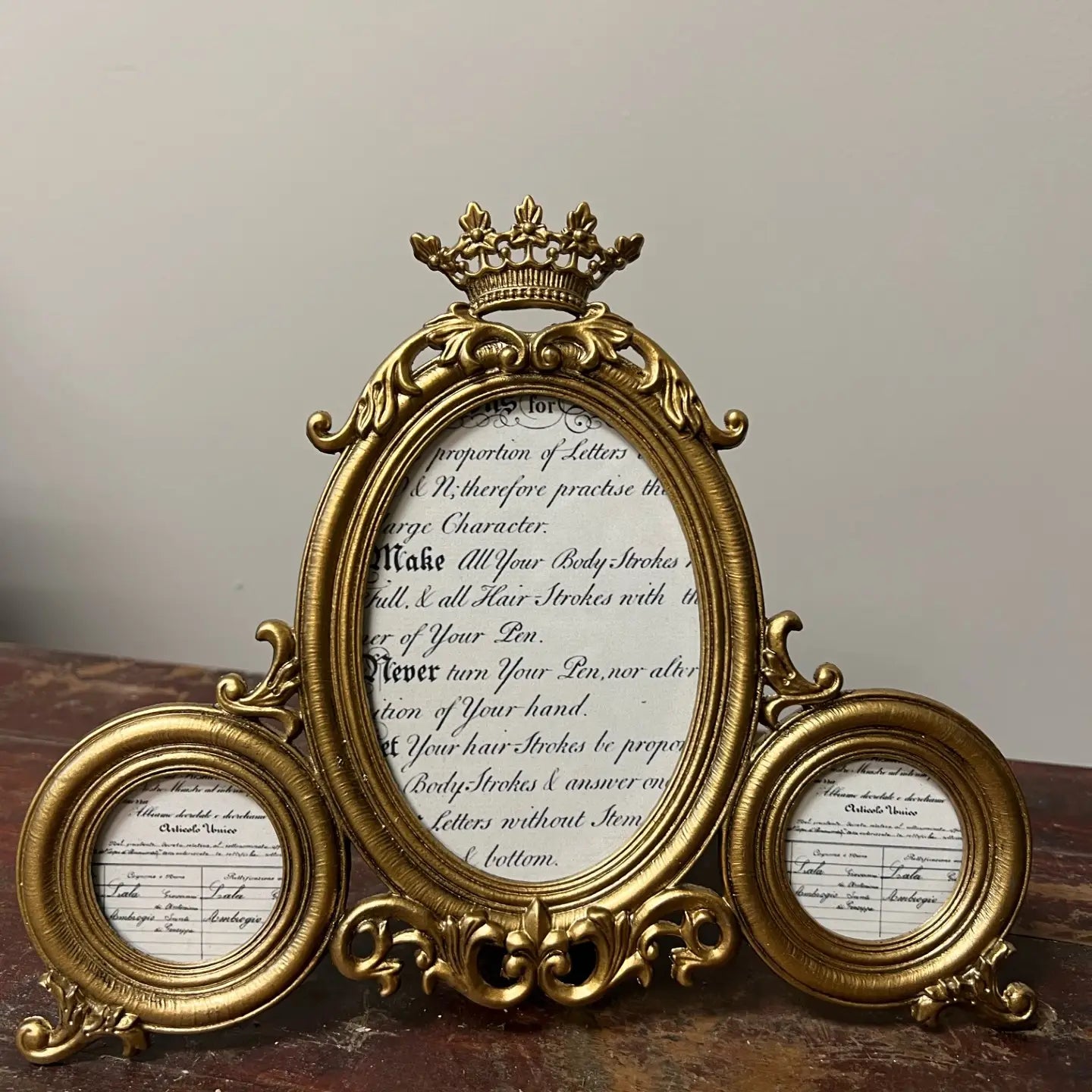 RETRO CROWN PHOTO FRAMES