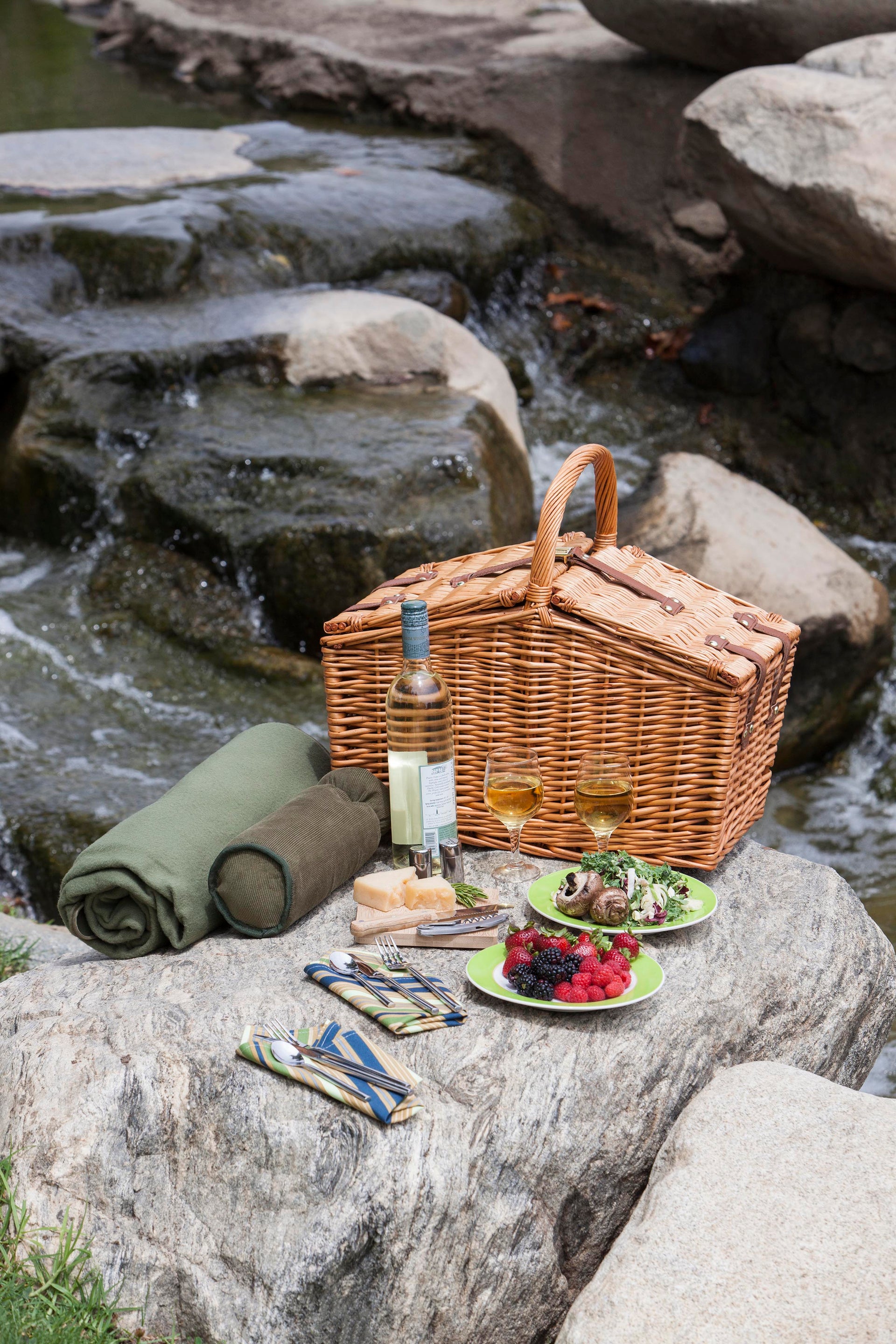 Somerset Picnic Basket for 2 Picnic Time Family of Brands