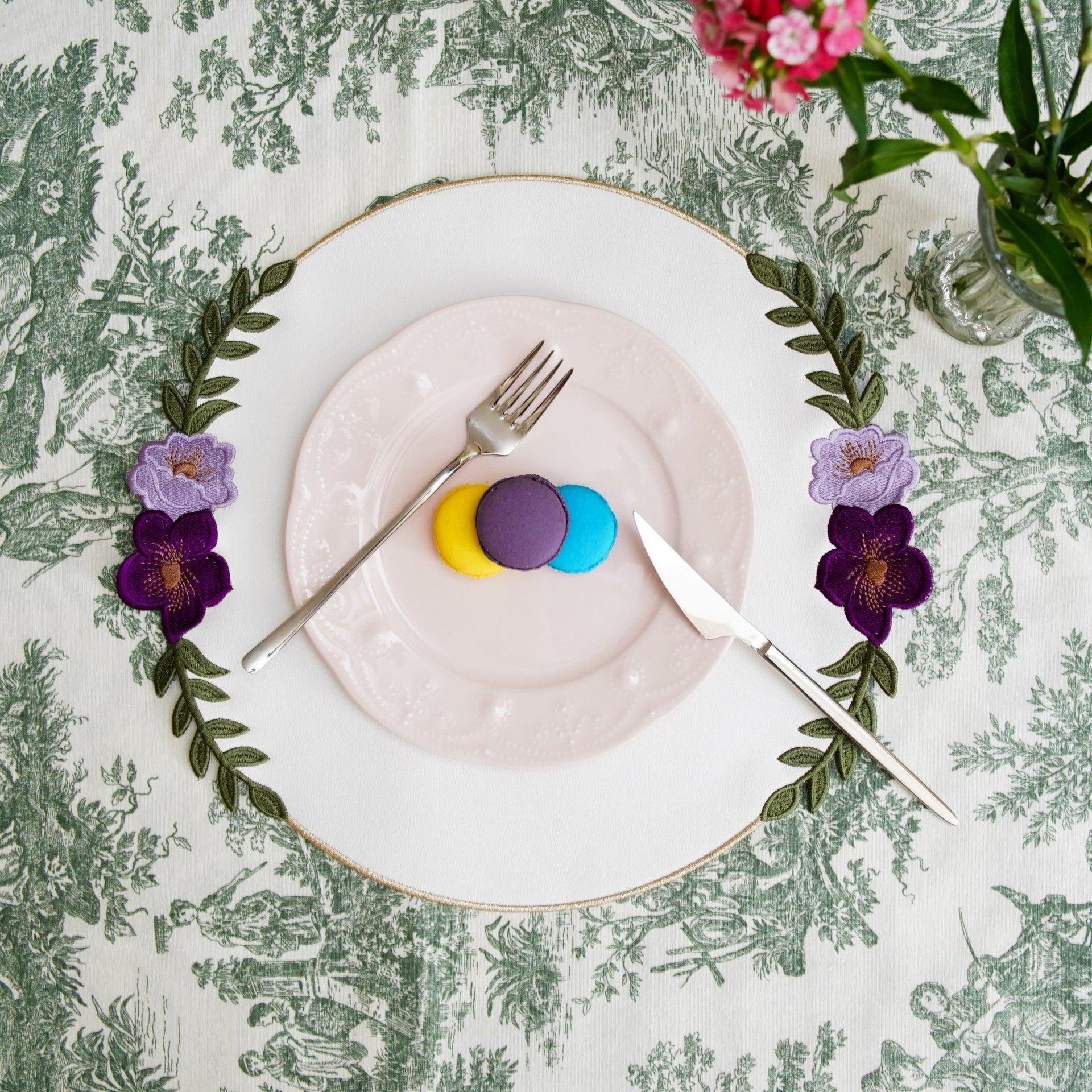 SPRING TABLE DECOR – JASMINE WHITE ROUND FAUX LEATHER PLACEMAT