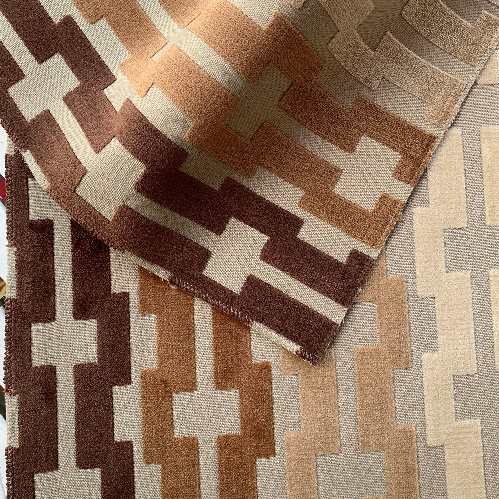 Bardot - Pack of 4 Beautiful Cut Velvet One-Side Placemats - Color: Driftwood