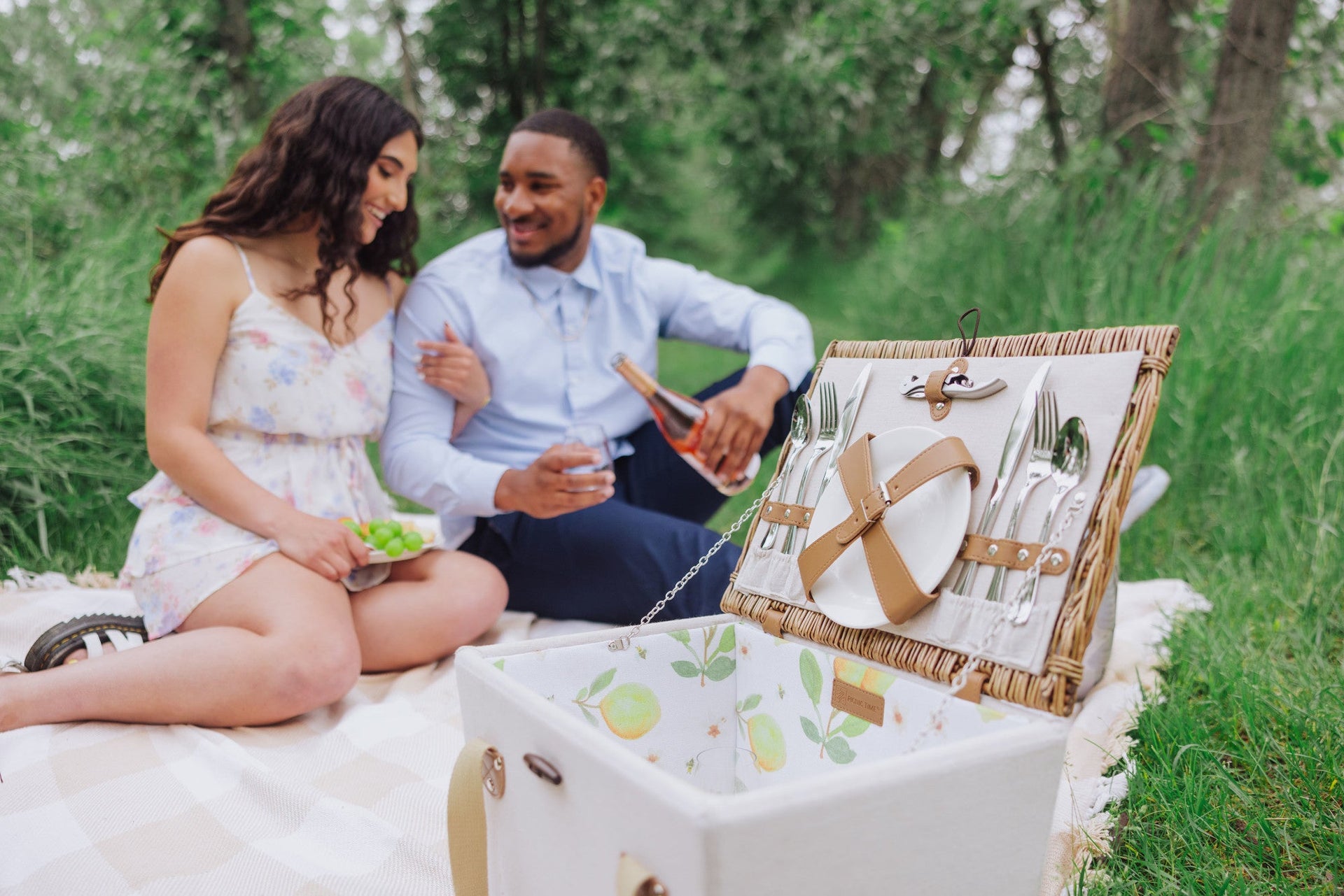 Lemongrove Picnic Basket for 2 - Bees & Lemons Picnic Time Family of Brands