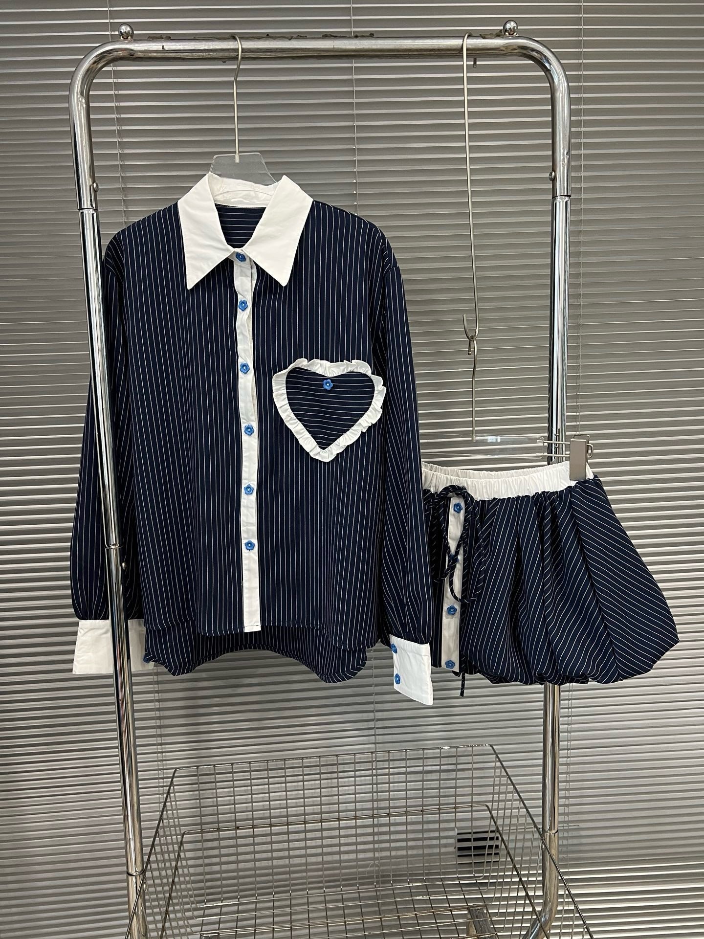Fashion contrasting polo collar heart striped shirt top women's spring floral bud fluffy half skirt two-piece set