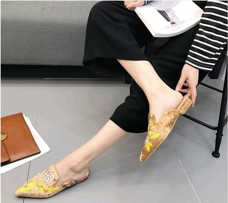 Fashion Embroidery Women Fur Slides Half Slippers Velvet Shoes Flats Flower Decoration Low Heel Flats Leather Slip On Backless Sandals For Girls Womens Work Slides Shoes
