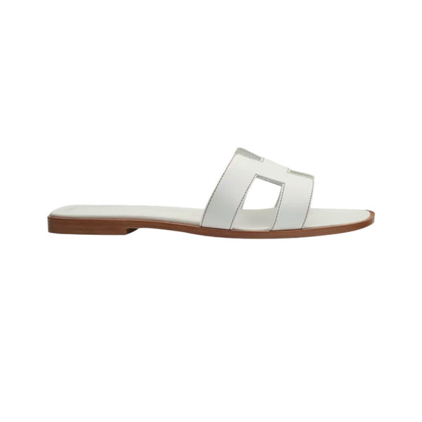 Flat bottomed beach sandals are fashionable casual lightweight and can be worn as a single drag