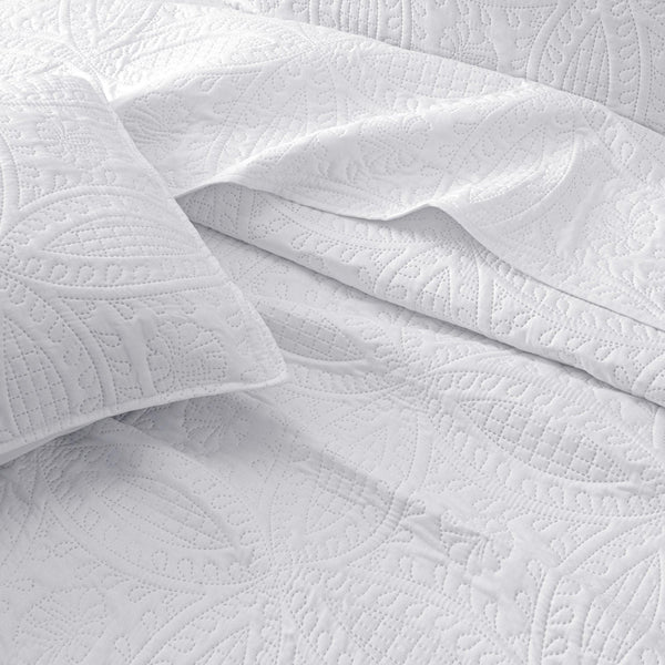 3-Piece Oversized Medallion Quilt Set - Clara Collection