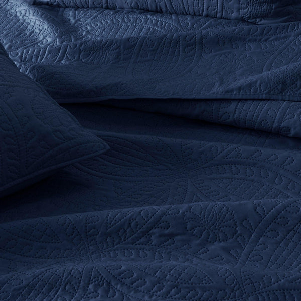 3-Piece Oversized Medallion Quilt Set - Clara Collection