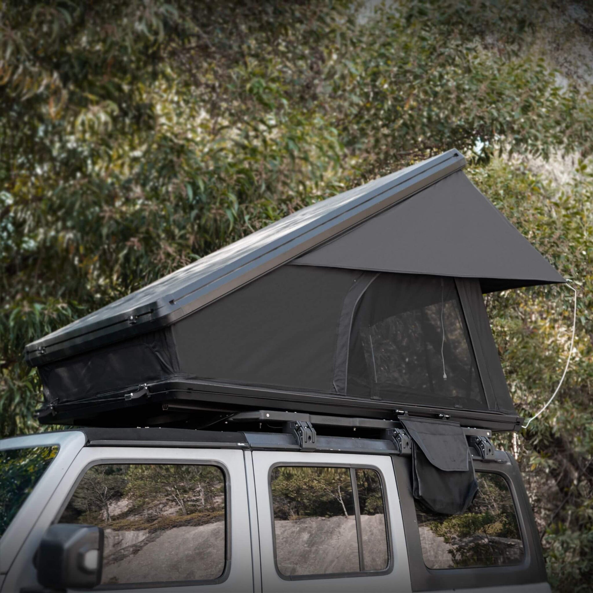 Heavy Duty 2-3 Person Hardshell Rooftop Tent With Ladder (SAK93120)