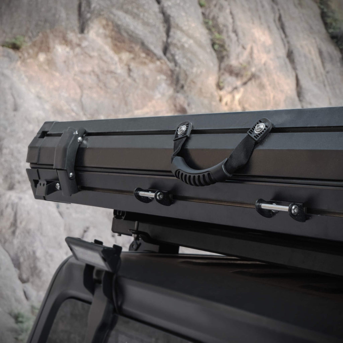Altitude Heavy-Duty Hard-Shell Rooftop Tent With Ladder [2-3 Person] (SAK93120)