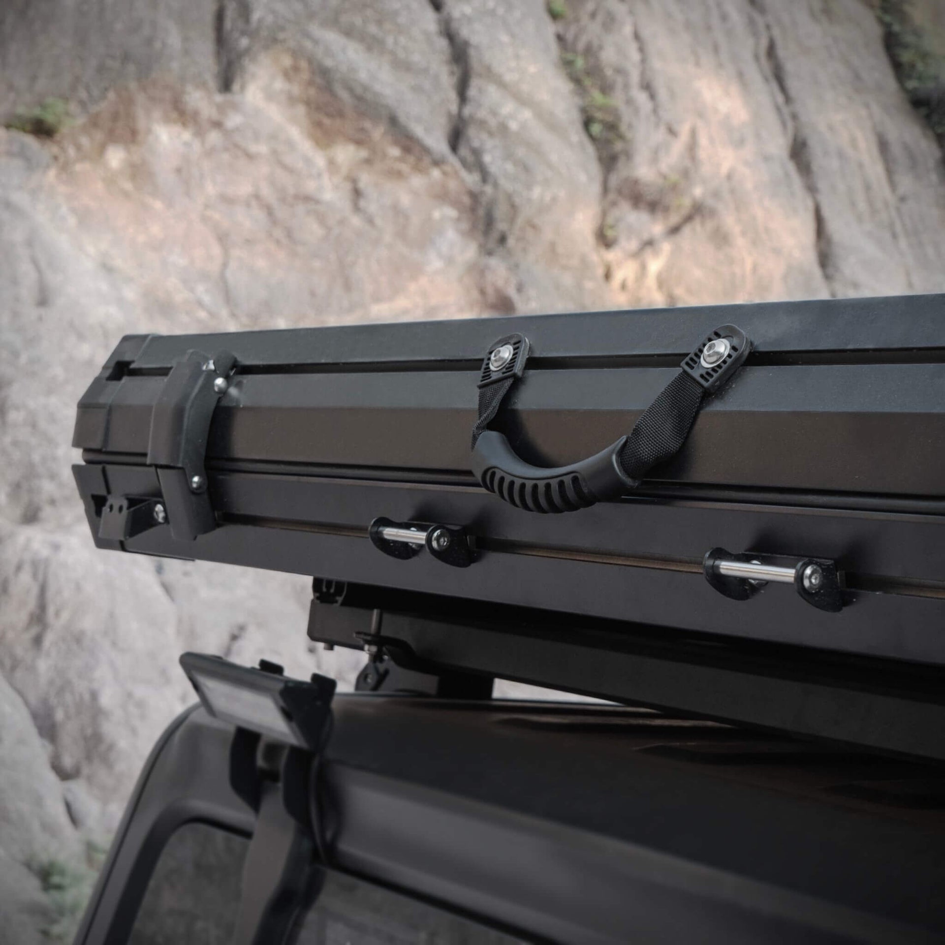 Heavy Duty 2-3 Person Hardshell Rooftop Tent With Ladder (SAK93120)