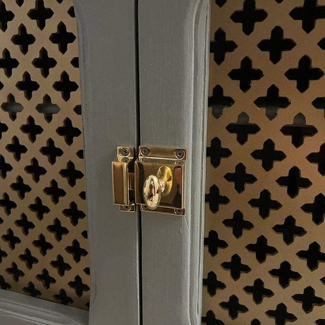 Cabinet Latch - Unlacquered Brass Polished