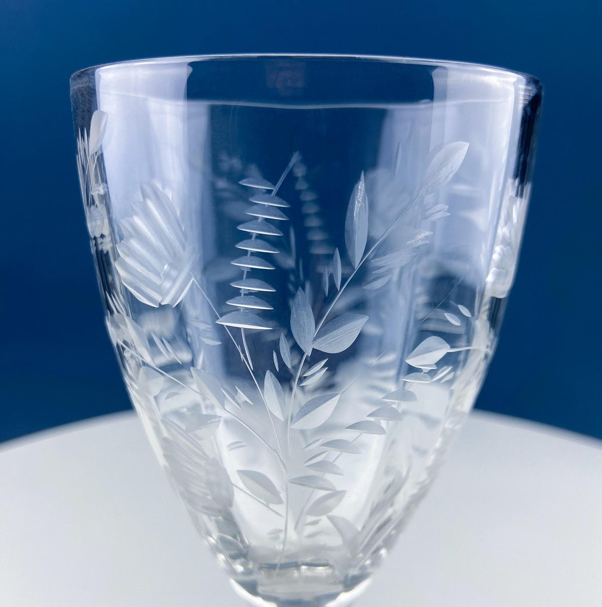 Daisy Motif Wine Goblets. Set of 5 Timeless Glasses. Dining Room Table Decor. Modern Farmhouse. Collectible Glassware. Gift for Him or Her.