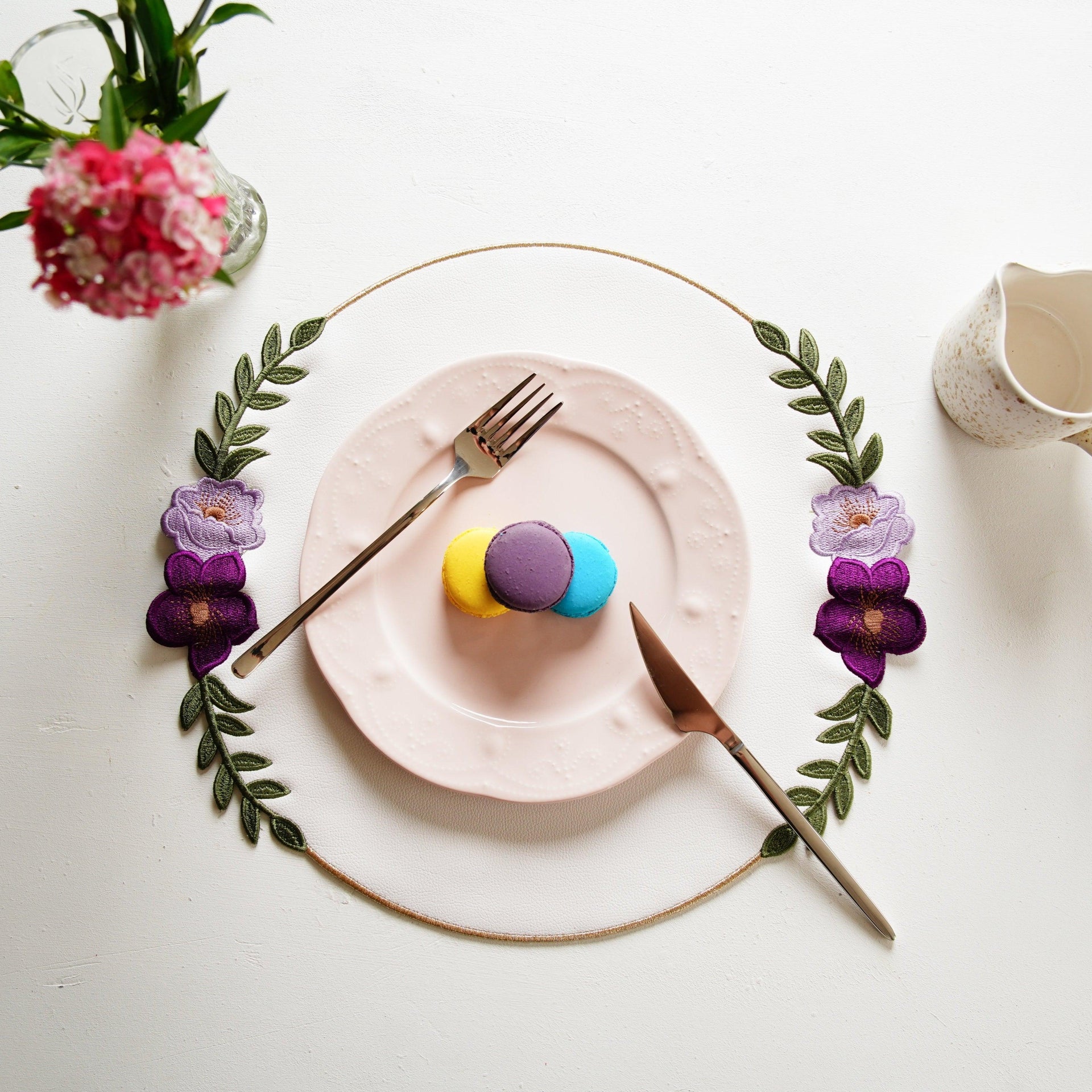SPRING TABLE DECOR – JASMINE WHITE ROUND FAUX LEATHER PLACEMAT