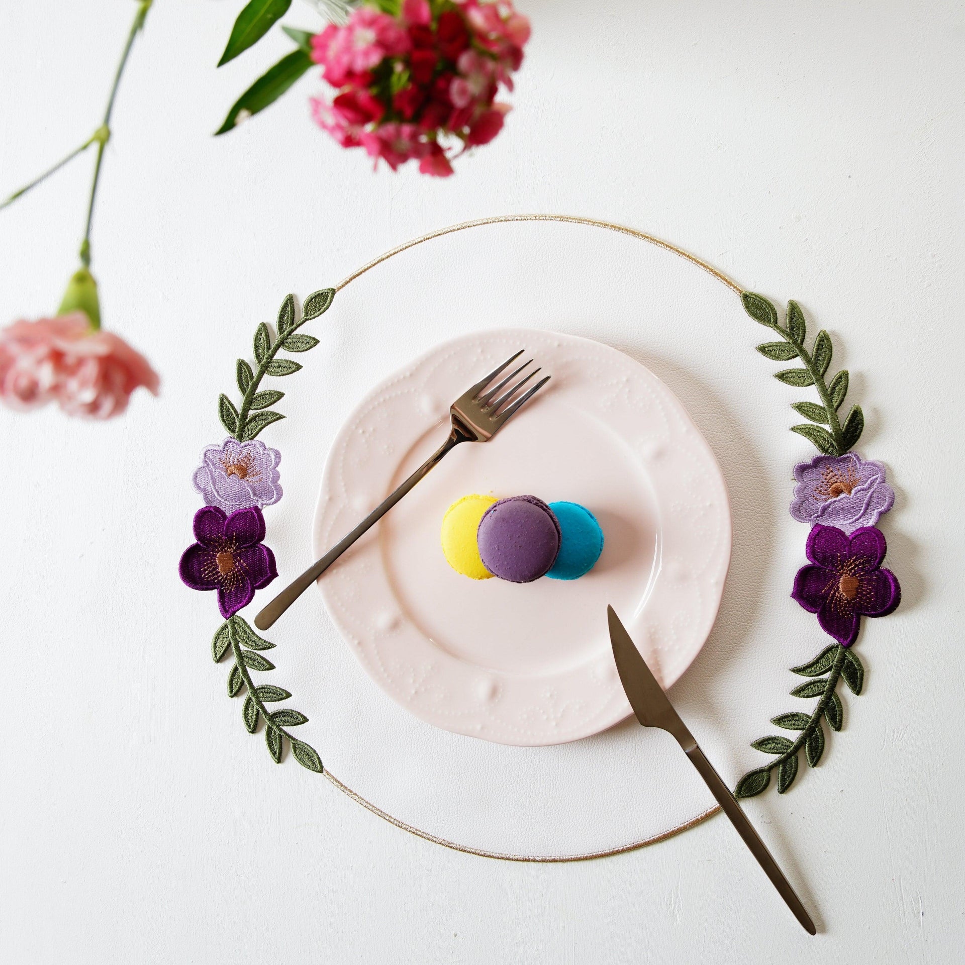 SPRING TABLE DECOR – JASMINE WHITE ROUND FAUX LEATHER PLACEMAT