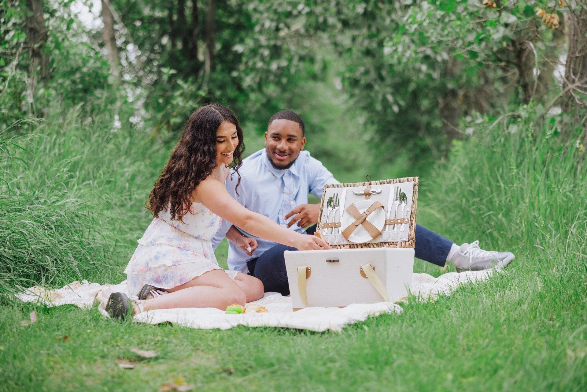 Lemongrove Picnic Basket for 2 - Bees & Lemons