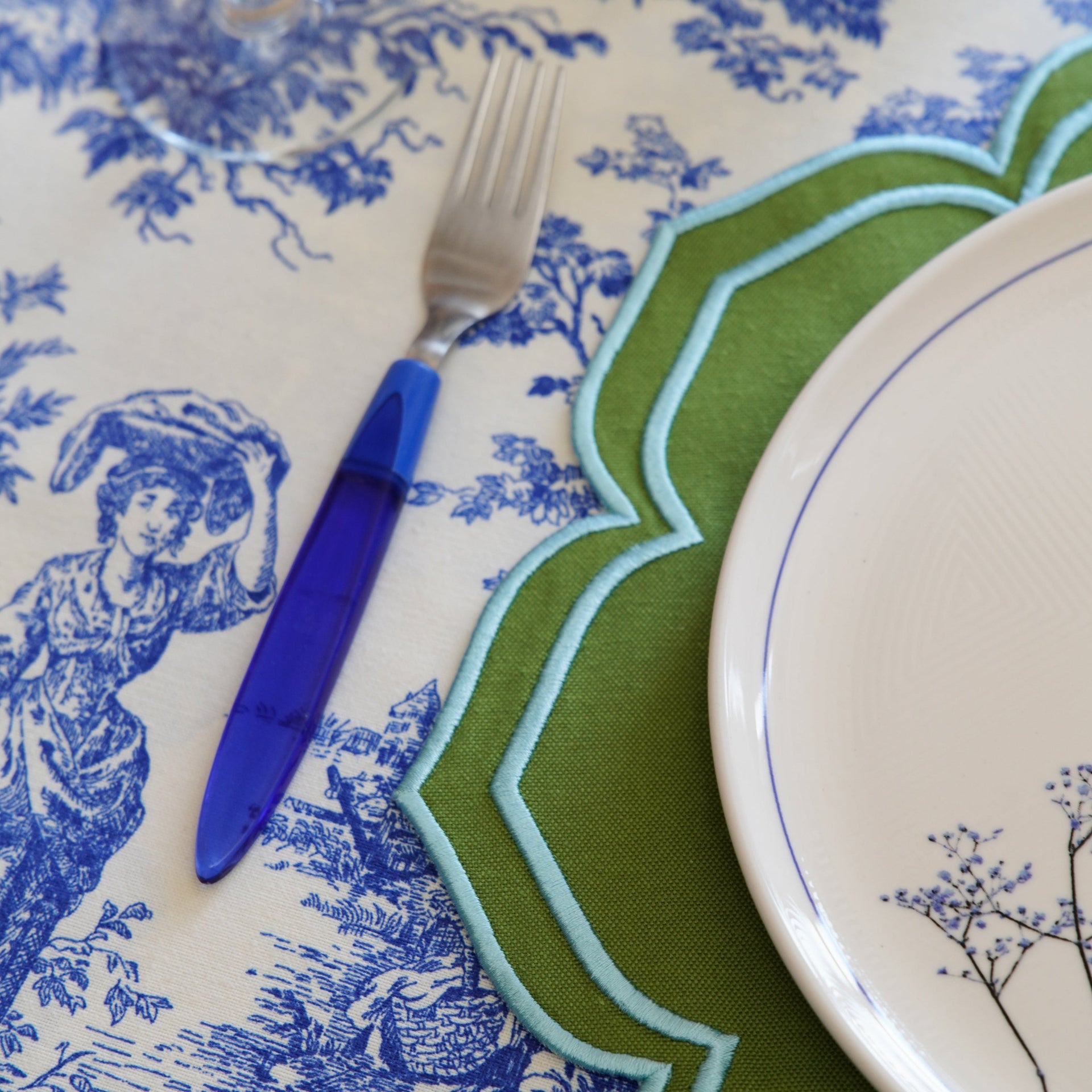 SPRING TABLE DECOR – LUMERA GREEN ROUND FABRIC PLACEMAT