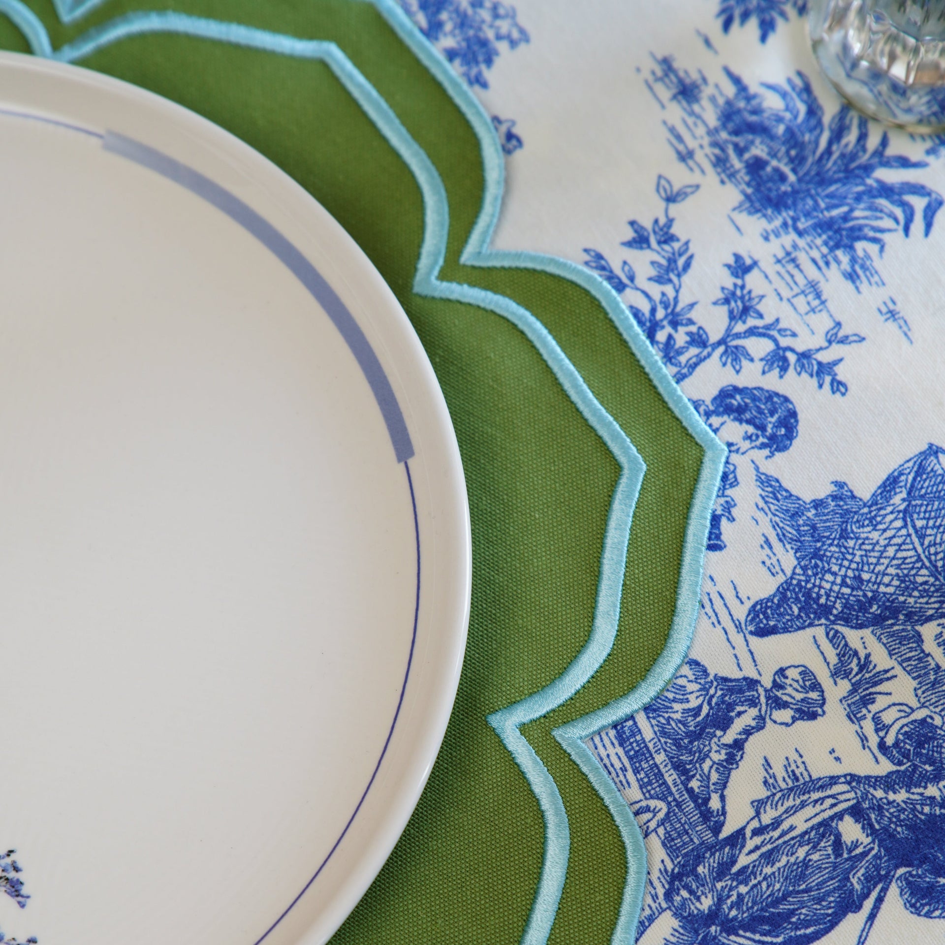 SPRING TABLE DECOR – LUMERA GREEN ROUND FABRIC PLACEMAT