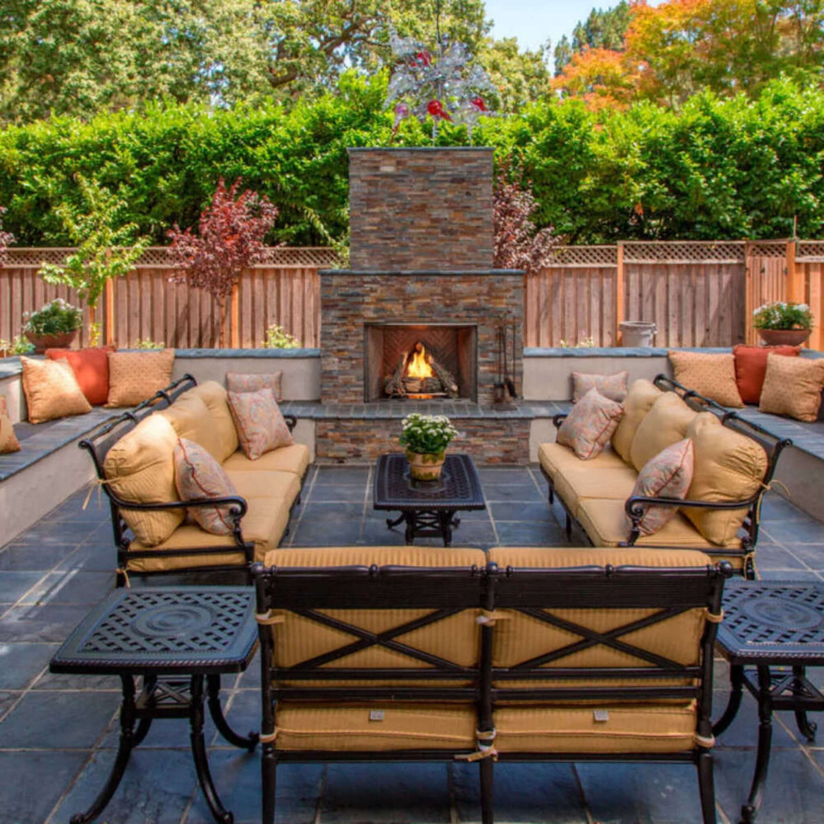 Majestic Courtyard 55K BTU 36-Inch Traditional Outdoor Natural Gas Fireplace (No Refractory) [ODCOUG-36NR] (SAK74218)