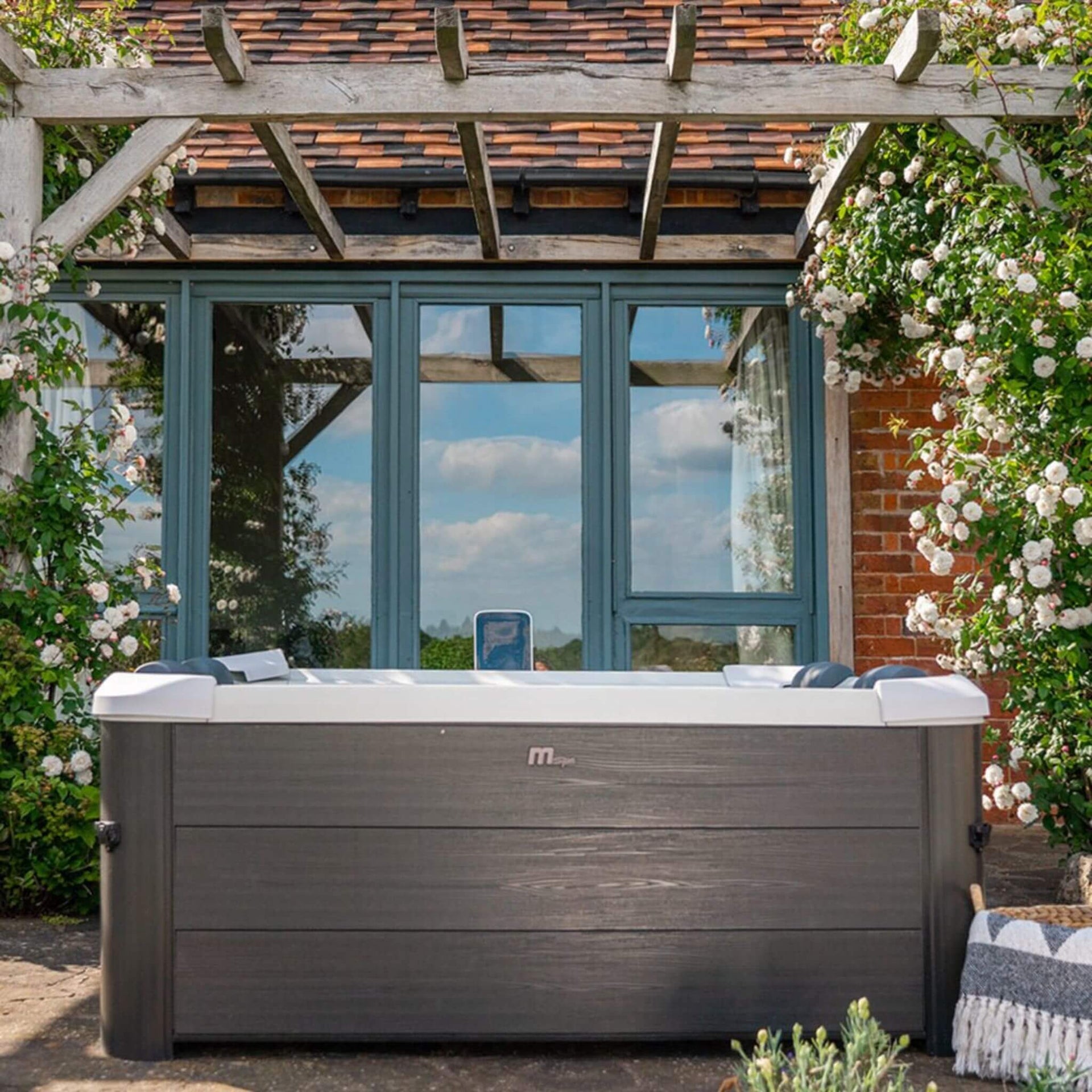 MSpa Oslo Frame 6-Person 120 Jets Square Spa W/ LED Lights & Integrated App Control [F-OS063W] (SAK93516)