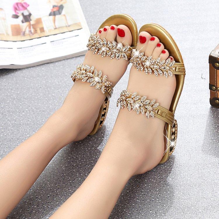 New Women Shoes Slippers Summer Beach Sandals Fashion Rhinestone Outdoor Slippers Flip Flops Beach Sandals Shining Rhinestones Shoes Diamond Comfortable Shoes Luxury Outdoor Women Slippers