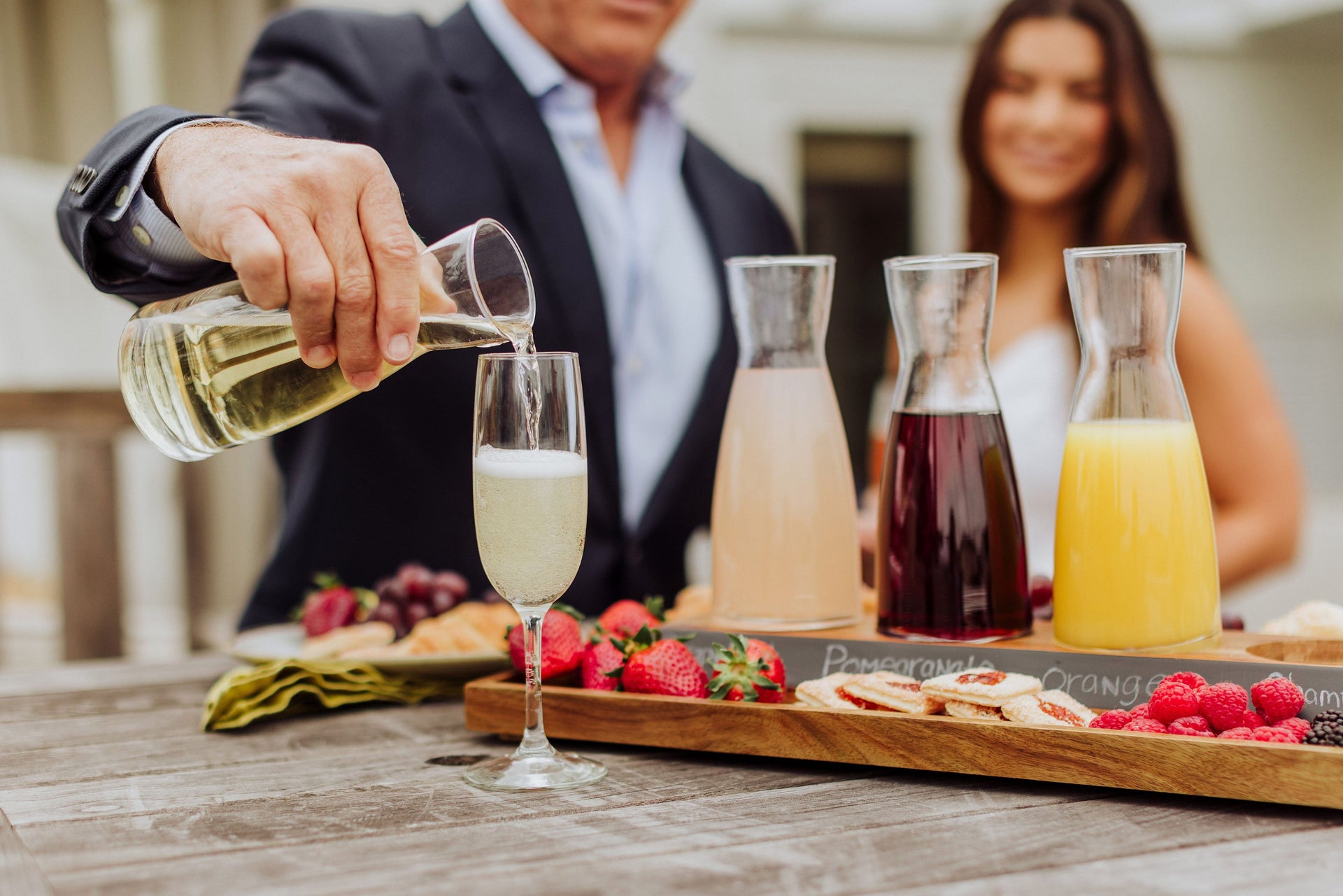 Cava Wine Tasting Kit with 4 Glass Carafes Picnic Time Family of Brands