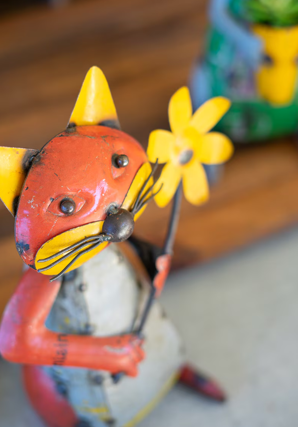 SET OF TWO RECYCLED IRON CATS WITH FLOWER AND POT Kalalou