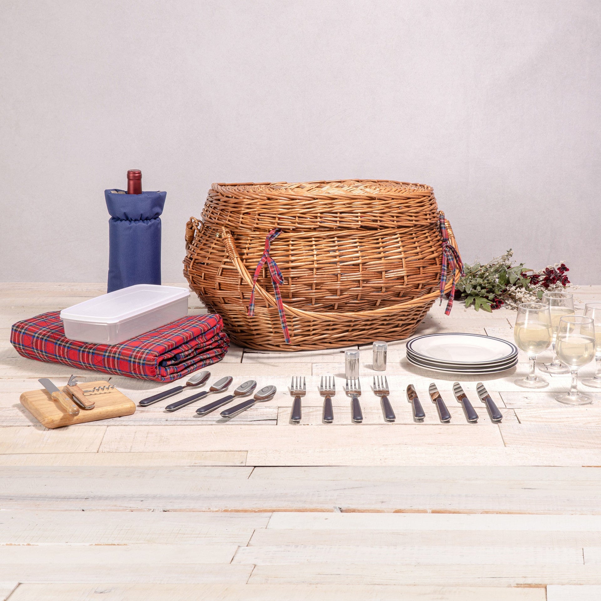 Highlander Picnic Basket for 4 Picnic Time Family of Brands
