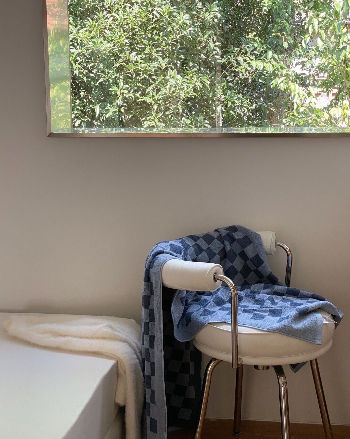 Premium Checkered Bath Towel - Long-Staple Cotton for Ultimate Softness and Absorbency